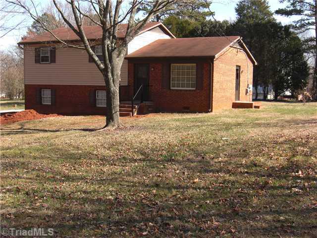Building Photo - 3 Bed 1.5 Bath w/ 1 car Garage