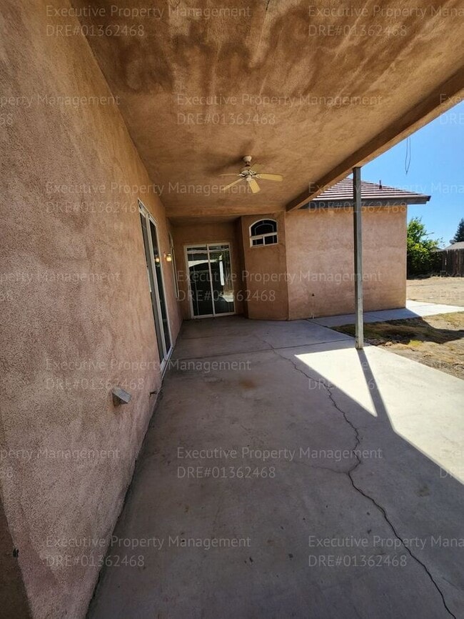 Building Photo - 4 bedroom 3 FULL bath/ 3 CAR Garage.. 2418...