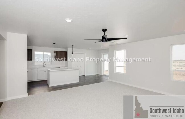 Building Photo - 8140 E Sunray Dr