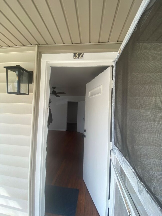 Building Photo - ! This charming one-bedroom oasis is now available, and it comes with a fantastic 2-year lease. D...