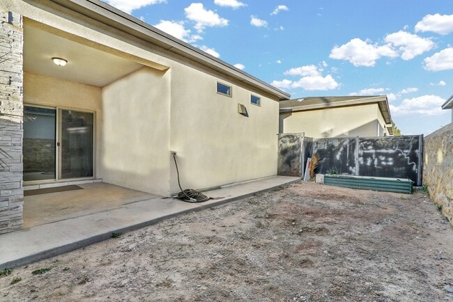 Building Photo - Upper Valley 2 Bedroom 2.5 Bath