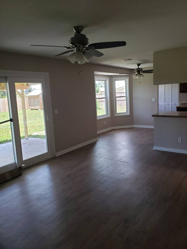 Building Photo - Charming 3Bed/2Bath Brick Home w/Bonus Office Space – Upgraded Comfort Near Martin Lake *1/2 OFF ...