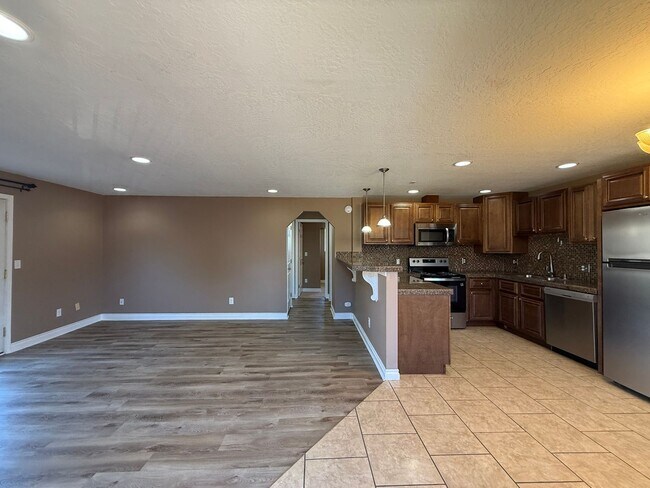 Building Photo - Updated 2-Bedroom Condo West Richland