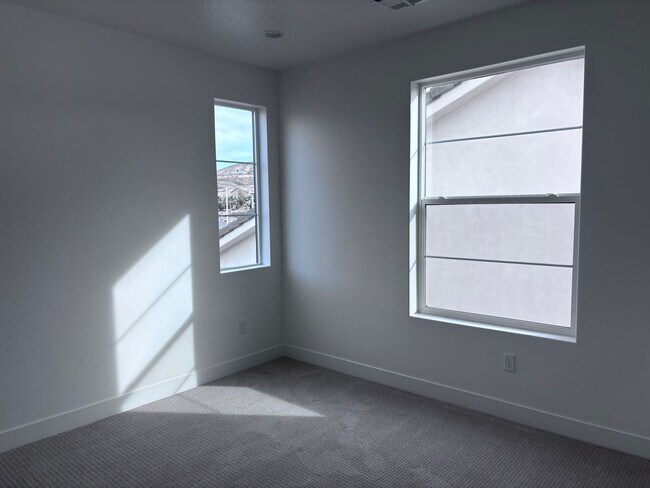 Building Photo - Beautiful New Home with access to community pool