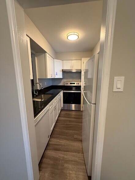 Building Photo - 210 Shrum Ct