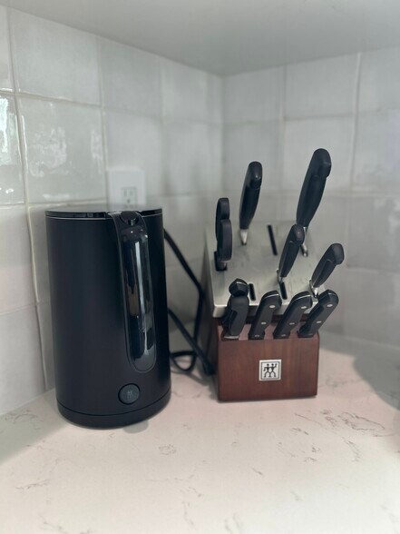 Zwilling kettle and knife set - 4415 Catalpa St