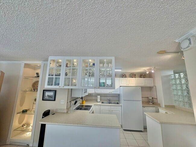 Building Photo - 2415 Ala Wai Blvd