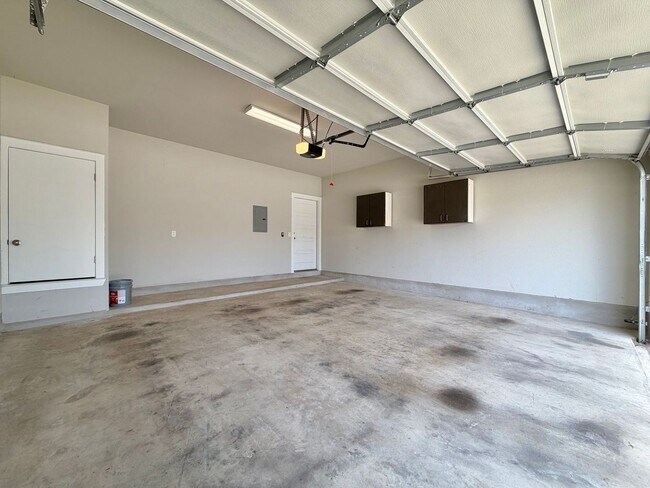 Building Photo - 5404 Bonneville Bend