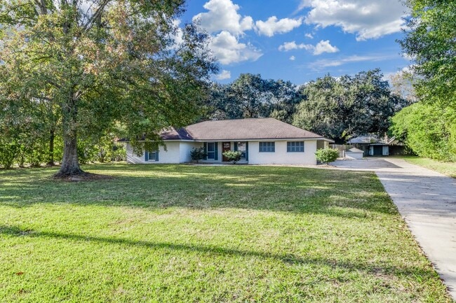 Building Photo - BEAUTIFUL HOME LOCATED ON TOLSON ROAD!