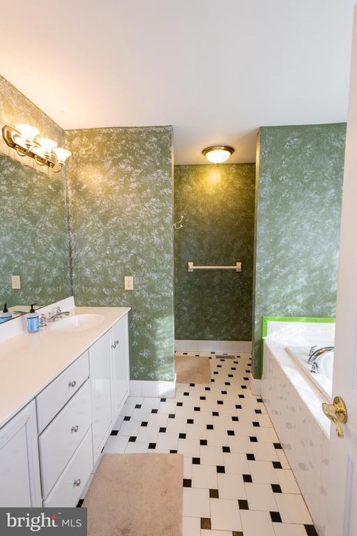 Building Photo - 616 Yardley Ln