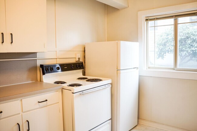 Building Photo - NE Studio w/ Lots of Great Built-in Storage