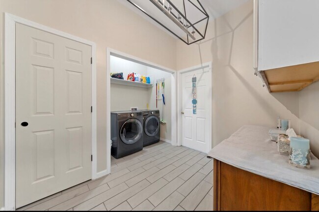 Building Photo - 1571 Highland Park Way