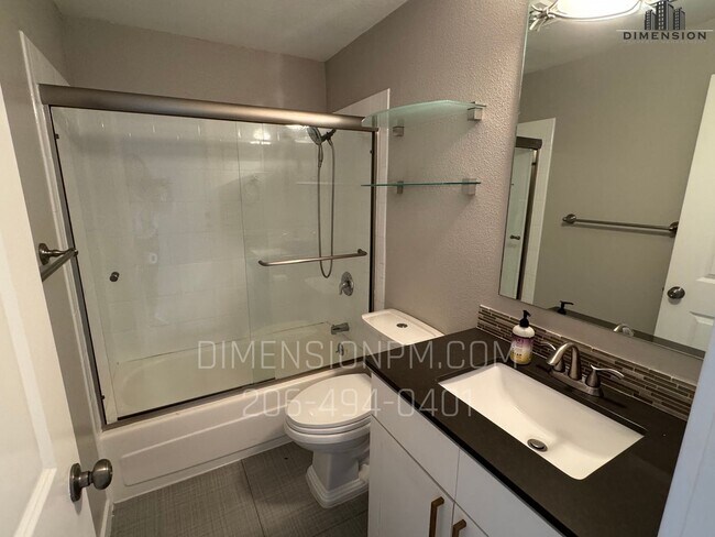 Building Photo - 1 Bedroom Condo with View in the heart of Bellvue!