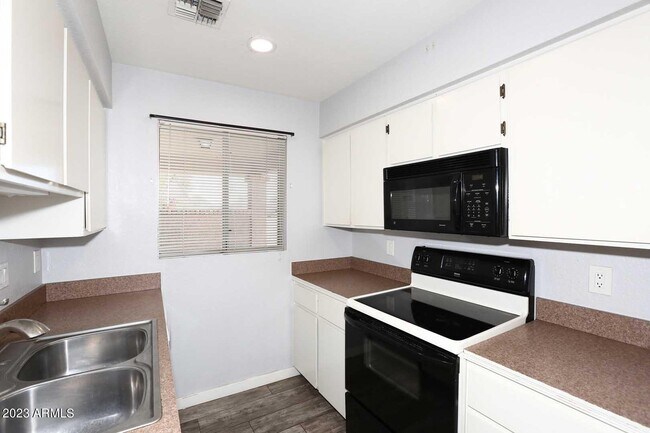 Building Photo - 522 W Blackhawk Dr