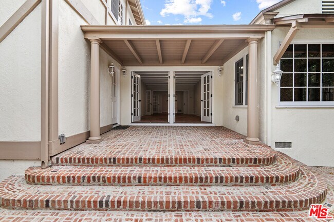 Building Photo - 10309 La Grange Ave