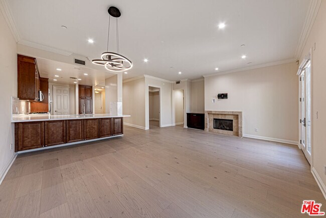 Building Photo - 143 N Arnaz Dr