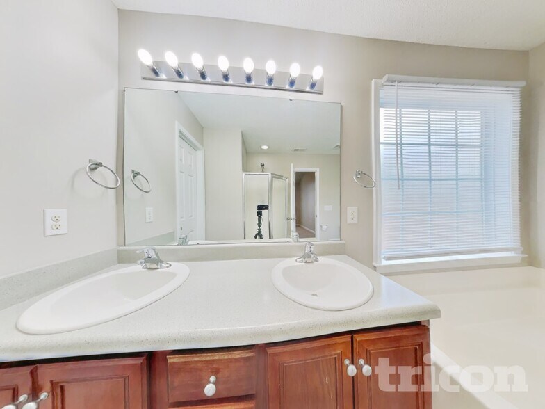 Building Photo - 4 Stratus Ln