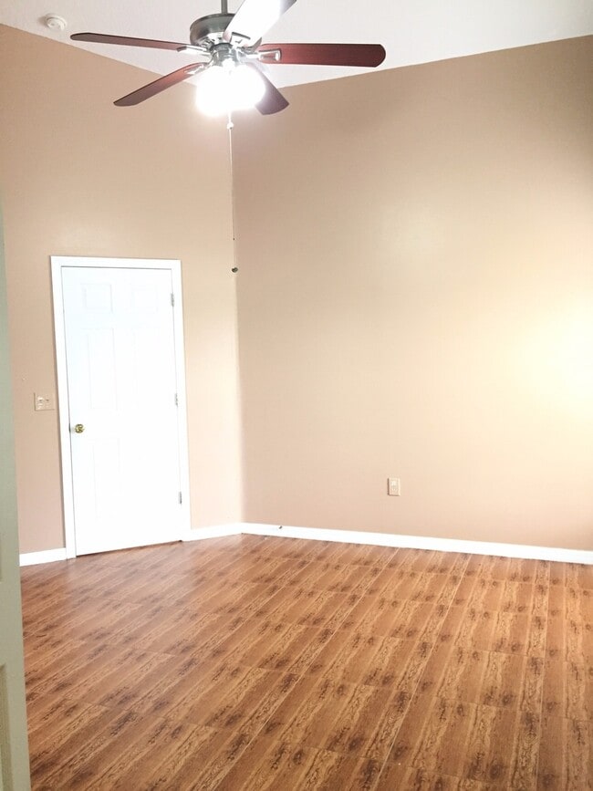 Building Photo - Beautiful Home with Lakefront View!