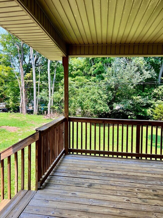 Building Photo - AVAILABLE AUGUST 14! 3 Bedroom Home Near Madison Street