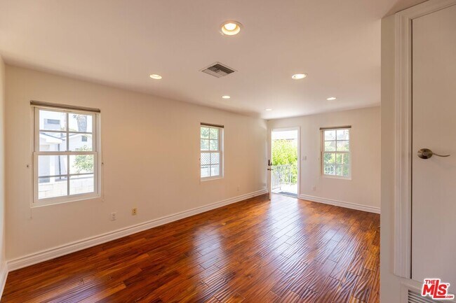 Building Photo - 12833 Delano St