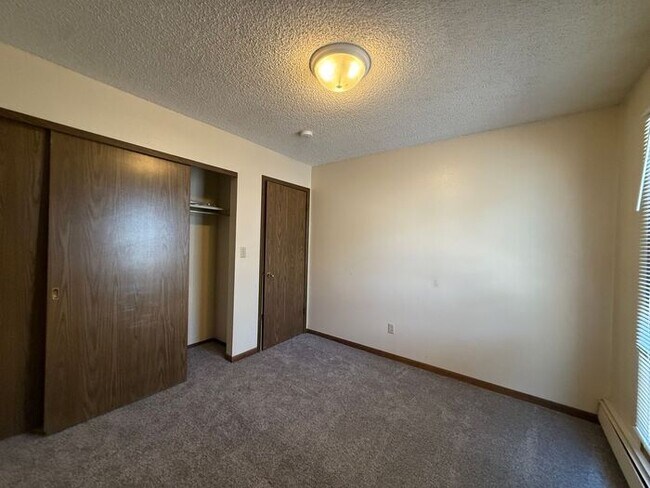 Building Photo - $995 | 2 Bedroom, 1 Bathroom Apartment | No Pets | Available for Immediate Move In!