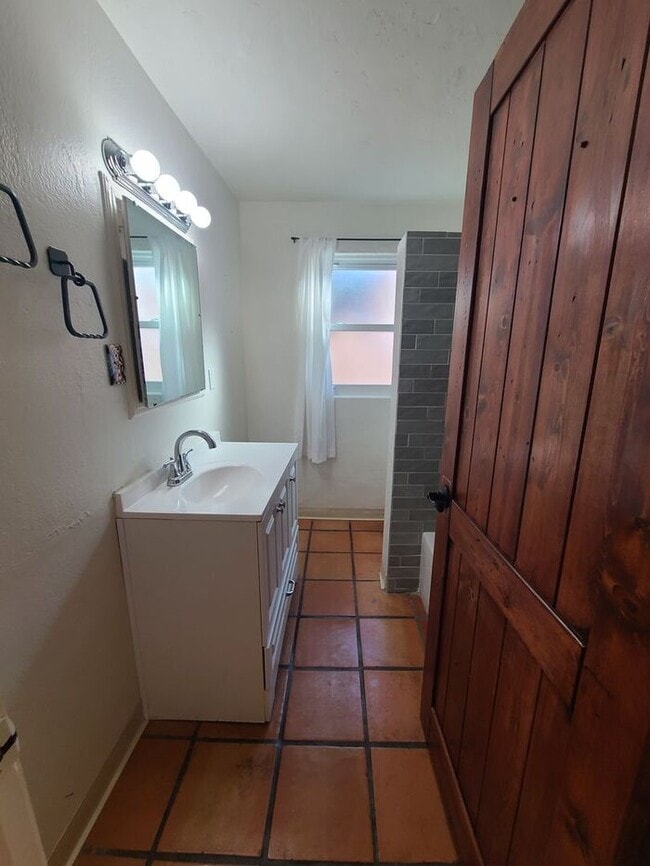 Building Photo - Charming 2 bedroom 1 bathroom