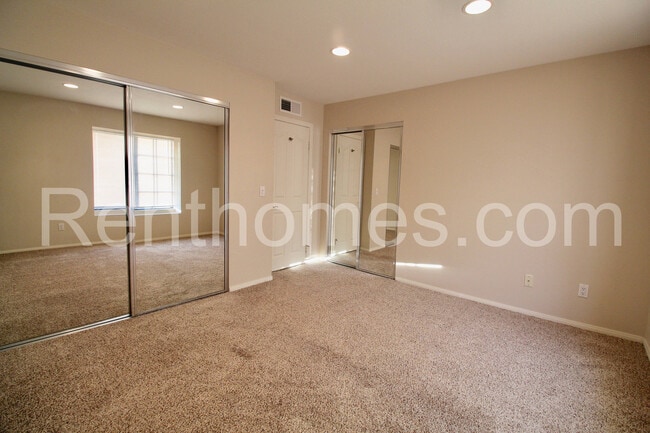 Building Photo - Rancho Bernardo, 14912 Avenida Venusto #6 - Brand New Carpet! Granite Counters, Comm Pool, Spa, T...