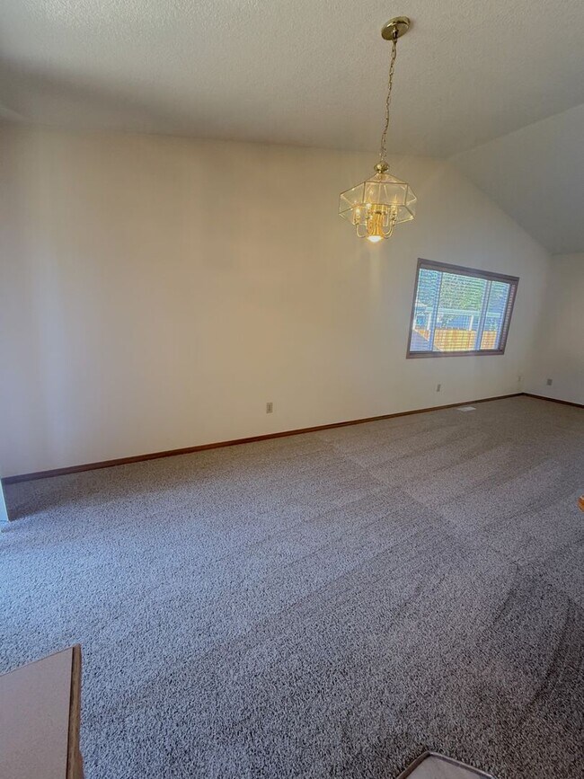 Building Photo - Updated 3B/2Ba Ranch in Five Corners!