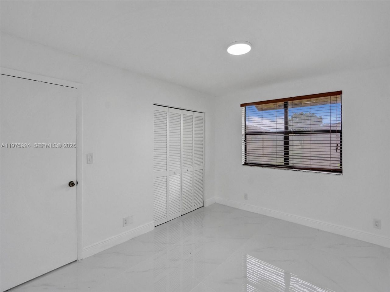 Building Photo - 10051 Winding Lake Rd