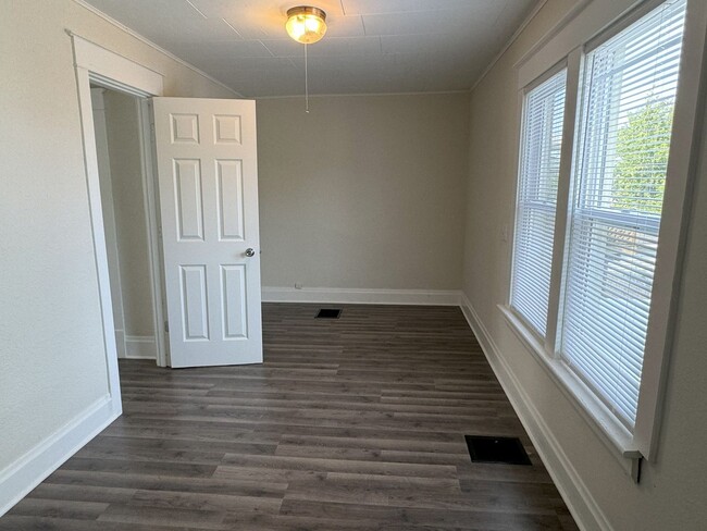 Building Photo - 5 bedroom home near Lincoln Park and Uptown