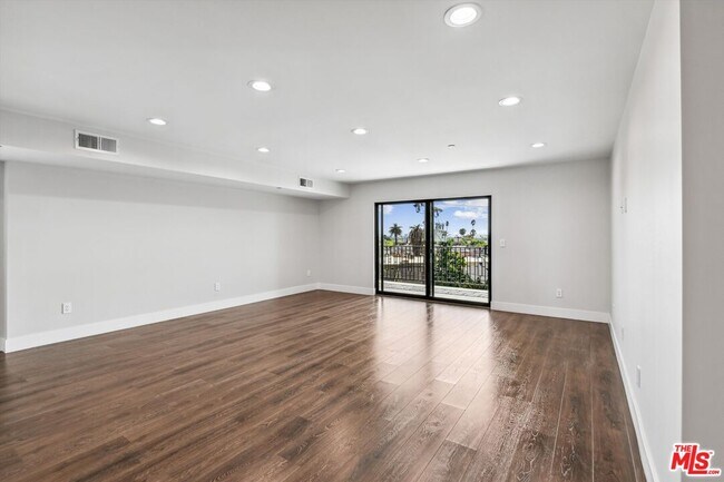 Building Photo - 819 E La Palma Dr