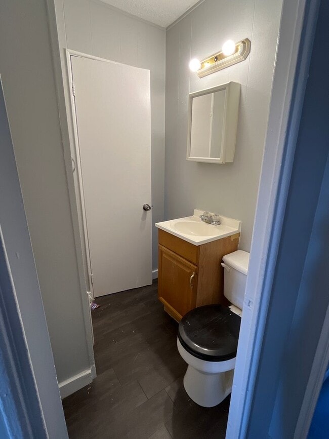 Building Photo - 3 Bed 1.5 Bath Single Family Home in North...