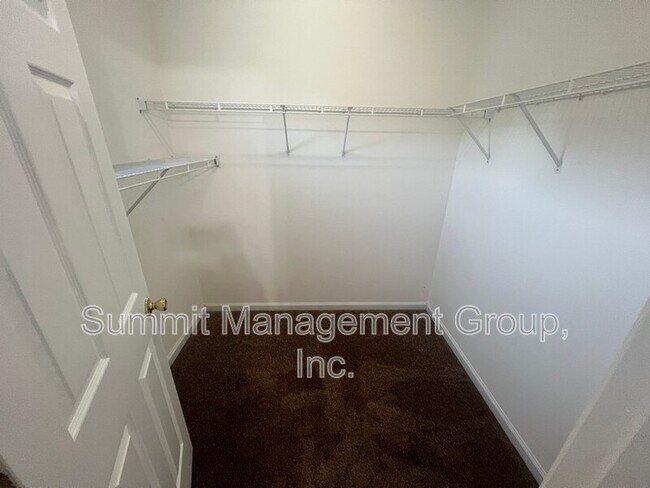 Building Photo - 2810 Lakeside Cir