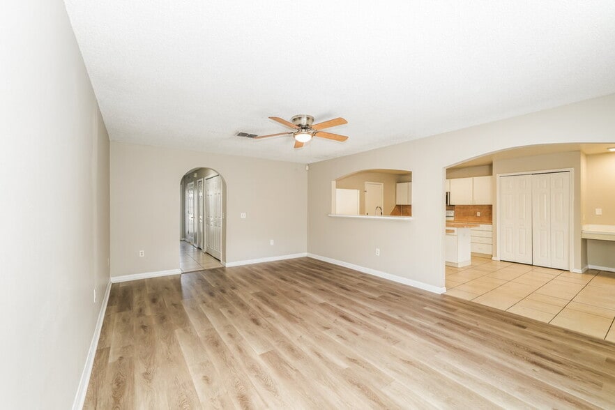 Building Photo - 5840 Lake Front Dr