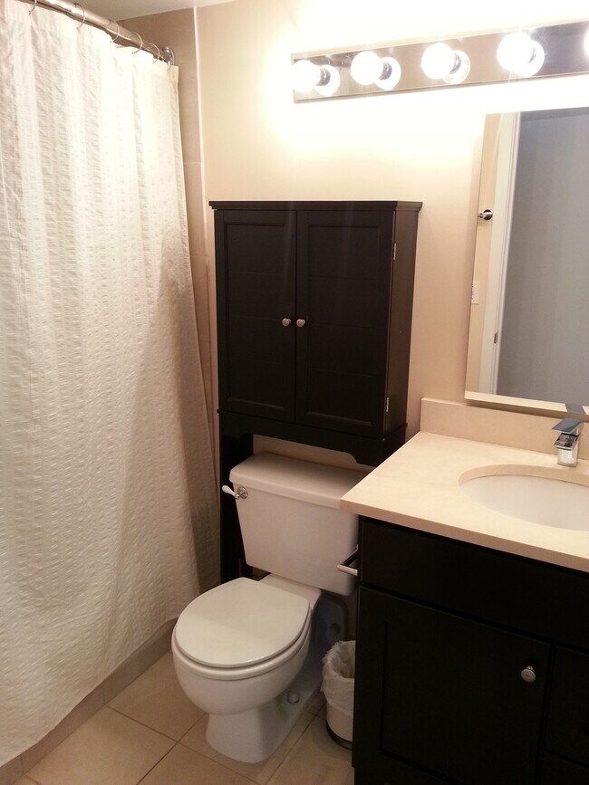 Building Photo - 2012 W St Paul Ave