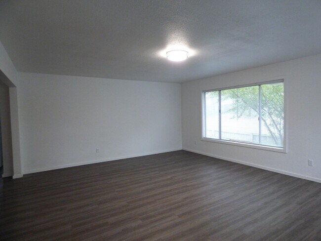 Building Photo - 4772/4776/4782 Sunnyview Rd NE Salem, OR 97305