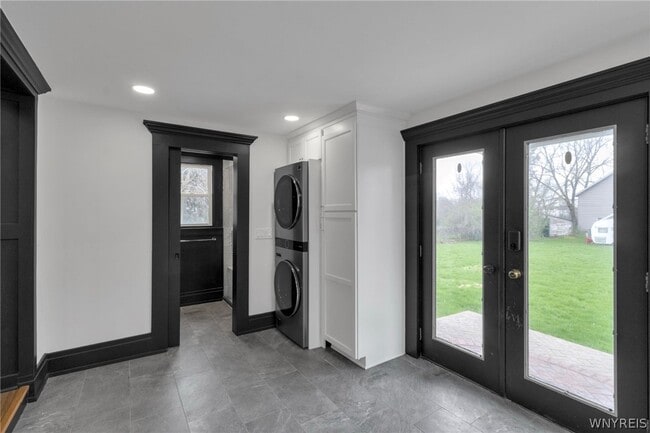 Building Photo - 9060 Main St