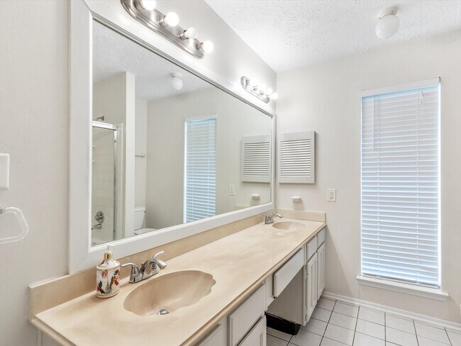 Building Photo - 13515 Wimbledon Oaks Dr