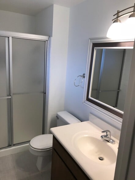 Master Bath - 1945 Evergreen St