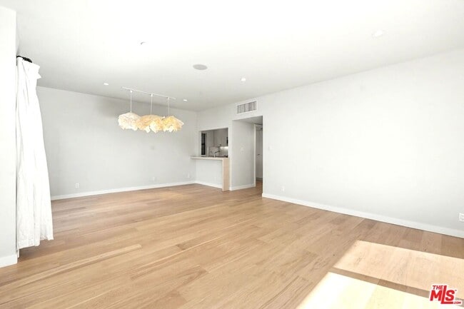 Building Photo - 1021 Westmount Dr