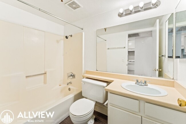 Building Photo - Coastal 1 Bed, 1 Bath Condo Available NOW ...