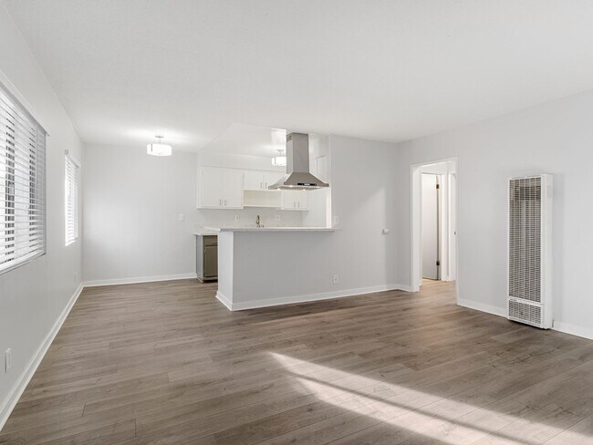 Interior Photo - 1121 Daisy Avenue