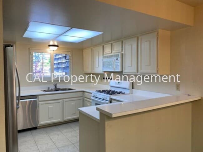 Building Photo - 2 Bed/ 2 Bath Condominium Coming Soon!