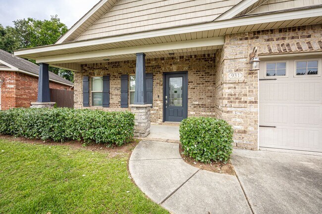 Building Photo - Charming Home Move-in Ready!