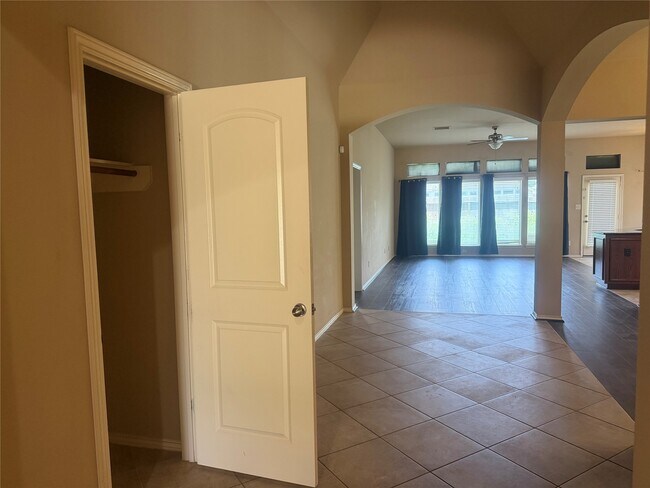 Building Photo - 10919 Starling Creek Dr