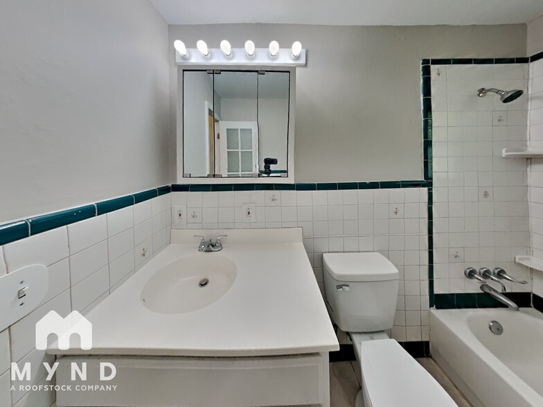Building Photo - 933 Arcadia Cir