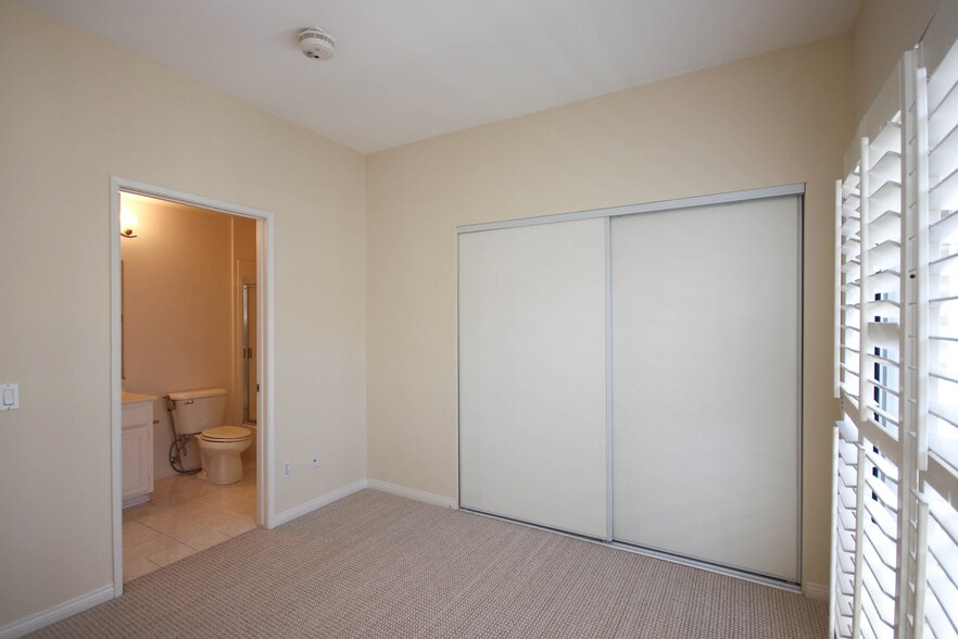 Building Photo - 111 S Oak Knoll Ave