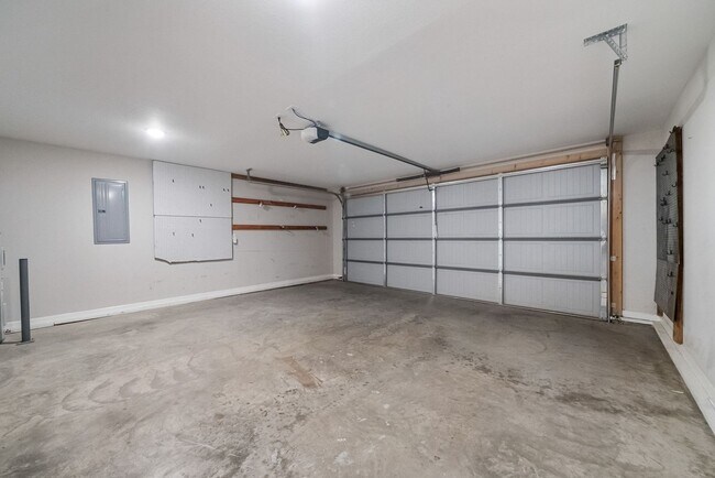 Building Photo - Stylish One-Level Home with 3 Bedrooms, 2 ...