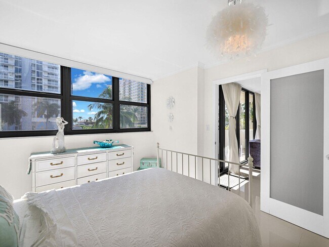 Building Photo - 2049 S Ocean Dr