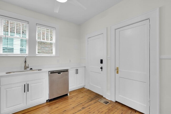 Building Photo - 201 E 48th St